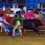 El cuarto toro del festejo prendió de forma espeluznante al subalterno Mauricio Kingston