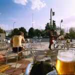 El calor atrae a los turistas a España, según Nielsen