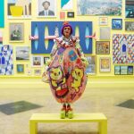 Grayson Perry posa en la divertida presentación de la Exposición de Verano de la Royal Academy