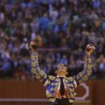 Padilla mira al cielo tras desorejar al fuenteymbro y abrir la Puerta del Príncipe en Sevilla