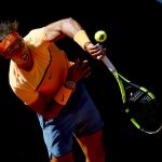 El tenista español Rafael Nadal devuelve la pelota al ruso Andrey Kuznetsov durante el partido