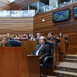 El consejero de la Presidencia, José Antonio de Santiago-Juárez (i), la vicepresidenta, Rosa Valdeón (2i), y el presidente de la Junta de Castilla y Léon, Juan Vicente Herrera (3i), tras la votación