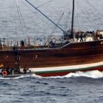 El trozo de visita y registro procede a embarcar en el buque sospechoso