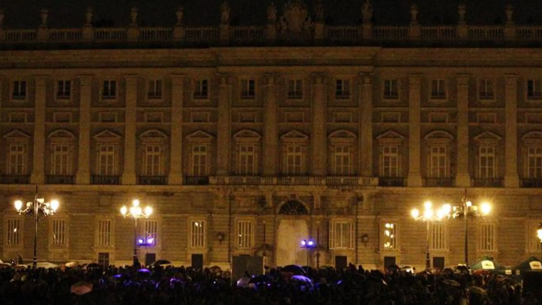 Combo de fotografías del Palacio Real de Madrid antes y después del apagado de luces