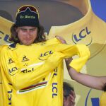 El eslovaco Peter Sagan se coloca el maillot amarillo de líder del Tour.