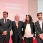 Fernández Teixidó, en el centro de la imagen, profirió ayer duras críticas al Govern independentista por su continuo viaje electoral