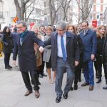 «Paseíllo» independentista. Homs llegó al Supremo arropado por un centenar de personas, entre ellos el ex presidente catalán, Artur Mas, y miembros del actual Gobierno autonómico, que portaban una urna de cartón gigante
