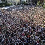 Cientos de personas han llenado esta tarde la céntrica plaza de la Virgen de Valencia en el acto de desagravio a la Virgen de los Desamparados por el cartel publicado por la asociación Endavant con motivo del Día del Orgullo LGTB, en el que aparecen besándose la patrona de Valencia y la Virgen de Montserrat.