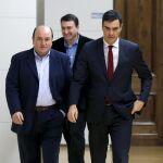 El secretario general del PSOE, Pedro Sánchez (d), se reúne con el presidente del PNV, Andoni Ortuzar (i), y el portavoz, Aitor Esteban (c).