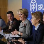 La portavoz del PP en el Ayuntamiento de Madrid, Esperanza Aguirre (c), junto al portavoz adjunto, Íñigo Henríquez de Luna (2i), y otros miembros de su grupo.