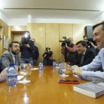 El portavoz parlamentario del PP, Rafael Hernando (d), junto a José María Bermúdez de Castro (2d), y el portavoz de Ciudadanos, Juan Carlos Girauta (i), con el secretario general del grupo, Manuel Gutiérrez (2i), durante la reunión que han mantenido.