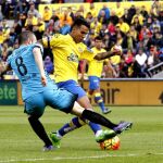Iniesta disputa un balón con el centrocampista de la UD Las Palmas Jonathan Viera.