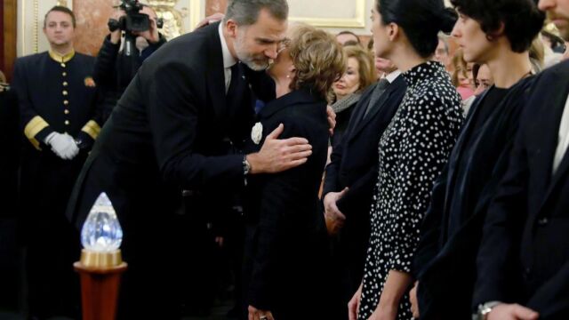 El Rey saluda a la viuda de Manuel Marín, Carmen Ortiz, en la capilla ardiente