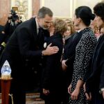 El Rey saluda a la viuda de Manuel Marín, Carmen Ortiz, en la capilla ardiente
