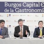 Javier Lacalle y el concejal Fernando Gómez, durante la presentación de este certamen culinario