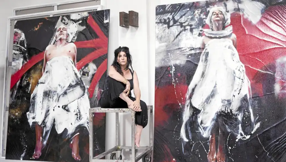 Lita Cabellut, junto a dos de las obras que se pueden ver en La Coruña