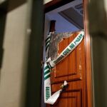 Portal de la vivienda en la que fue hallada la niña con un cuchillo clavado en el tórax