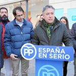 Tomás Burgos, junto al presidente de la Diputación de Valladolid, Jesús Julio Carnero, y Ramiro Ruiz Medrano, entre otros.