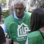 Los miembros de la Plataforma de Afectados por la Hipoteca, entre otros colectivos, registraron ayer sus apoyos en la Asamblea de Madrid