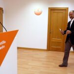 El portavoz de Ciudadanos en las Cortes, Luis Fuentes, momentos antes de comparecer en rueda de prensa tras la primera reunión del nuevo Comité Autonómico del partido, ayer en Valladolid