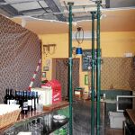 Interior del local donde se muestran las precarias instalaciones tras un derrumbamiento del techo
