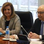 Los ministros, de Empleo, Fátima Báñez, y de Hacienda, Cristóbal Montoro, durante la reunión del Consejo de Política Exterior