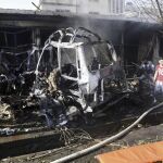 Miembros de las fuerzas de seguridad inspeccionan el lugar tras el atentado suicida en Kabul (Afganistán)