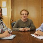 La concejala de León, Aurora Baza, junto al presidente nacional de la Asociación Internacional del Teléfono de la Esperanza (Asites) y a la de León