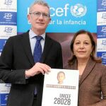 El presidente de Aguas de Valencia, Calabuig junto a la de Unicef, Guerrero