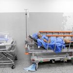 Situación límite. Una venezolana embarazada espera en uno de los pasillos del hospital de Maracaibo para ser atendida. La mortalidad infantil ha aumentado un 42%.