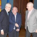 Griñán con los líderes de UGT-A y CC OO-A, Manuel Pastrana y Francisco Carbonero, respectivamente