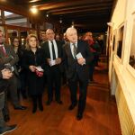 Eduardo Margareto explica la muestra a Luis Miguel Torres, María José Salgueiro, Jesús Julio Carnero y Antonio Méndez Pozo