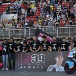 Pilotos, mécanicos y organizadores durante el minuto de silencio en recuerdo Salom