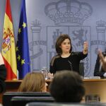 La vicepresidenta del Gobierno en funciones, Soraya Sáenz de Santamaría, y el ministro de Hacienda en funciones, Cristóbal Montoro, durante la rueda de prensa que han ofrecido tras la reunión del Consejo de Ministros