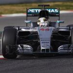 Lewis Hamilton, con su nuevo coche en Montmeló