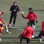 Simeone dirige el entrenamiento de ayer con Oblak y Moyá al fondo