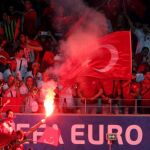 Seguidores turcos lanzaron bengalas al final del encuentro