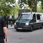 El furgón policial que traslada a prisión al presidente de la RFEF, Ángel María Villar, y su hijo Gorka, a la salida hoy de la Audiencia Nacional.