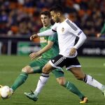 El defensa portugués del Valencia Ruben Vezo (d) pelea un balón con el croata Matej Jelic, del Rapid de Viena
