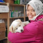 Shukram, junto a una voluntaria en uno de los puestos de asistencia médica del campo de refugiados