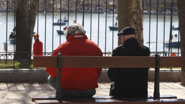 Dos jubilados en el Retiro de Madrid