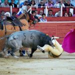El picador Marcial Rodríguez es corneado en el muslo izquierdo por el primero, de la ganadería de La Quinta