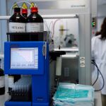 Laboratorio de una empresa especializada en tratamientos contra el alzheimer / Efe
