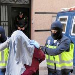 Agentes de Policía conducen a uno de los detenidos en la operación en la que se desmanteló el centro yihadista