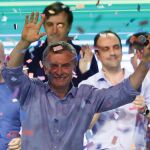 El presidente argentino, Mauricio Macri, saluda ayer, en el búnker del partido Cambiemos, en Buenos Aires (Argentina)