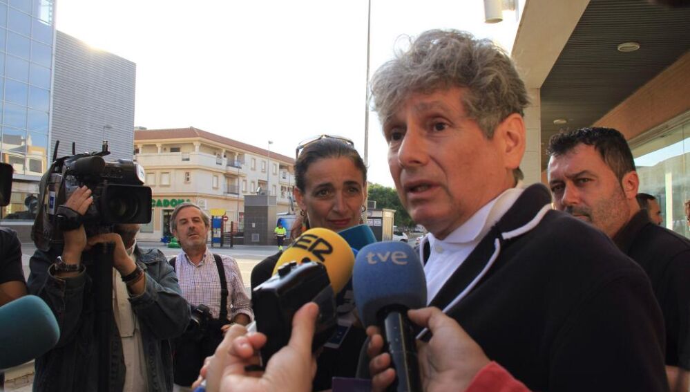 Gabriel González , hijo menor de Luisa Isabel Álvarez de Toledo y Maura, la 'duquesa Roja'