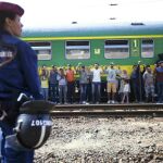 La Policía vigila el tren varado desde ayer en una estación húngara