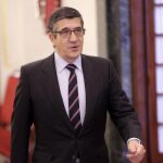 El presidente del Congreso, Patxi López, durante la rueda de prensa que ha ofrecido hoy en el Congreso de los Diputados, tras firmar con el rey Felipe el decreto de disolución de las Cortes y de convocatoria de las elecciones generales
