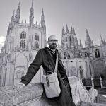 Esquivias en dos de sus lugares de Burgos, la Catedral y Gamonal, que protagonizan sus relatos