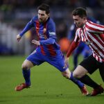 Messi habla en el campo y clasifica al Barça